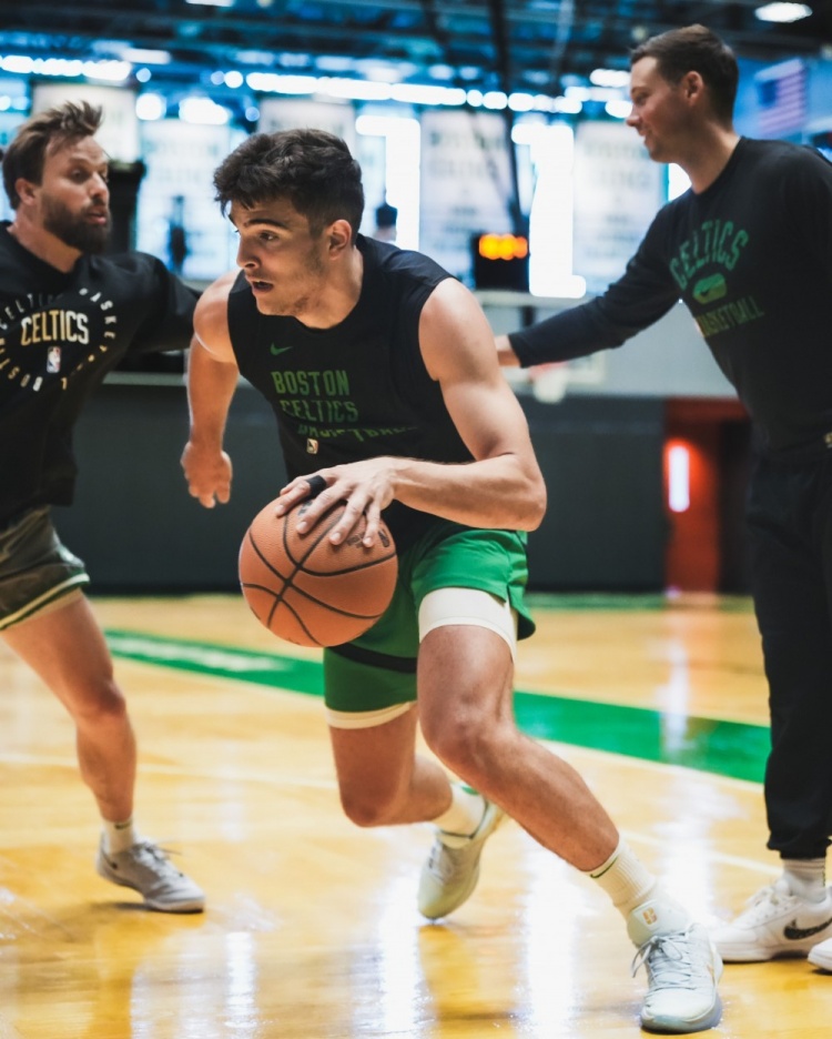 绿军官方晒训练照：普理查德&amp;新援安芬尼-西蒙斯在列