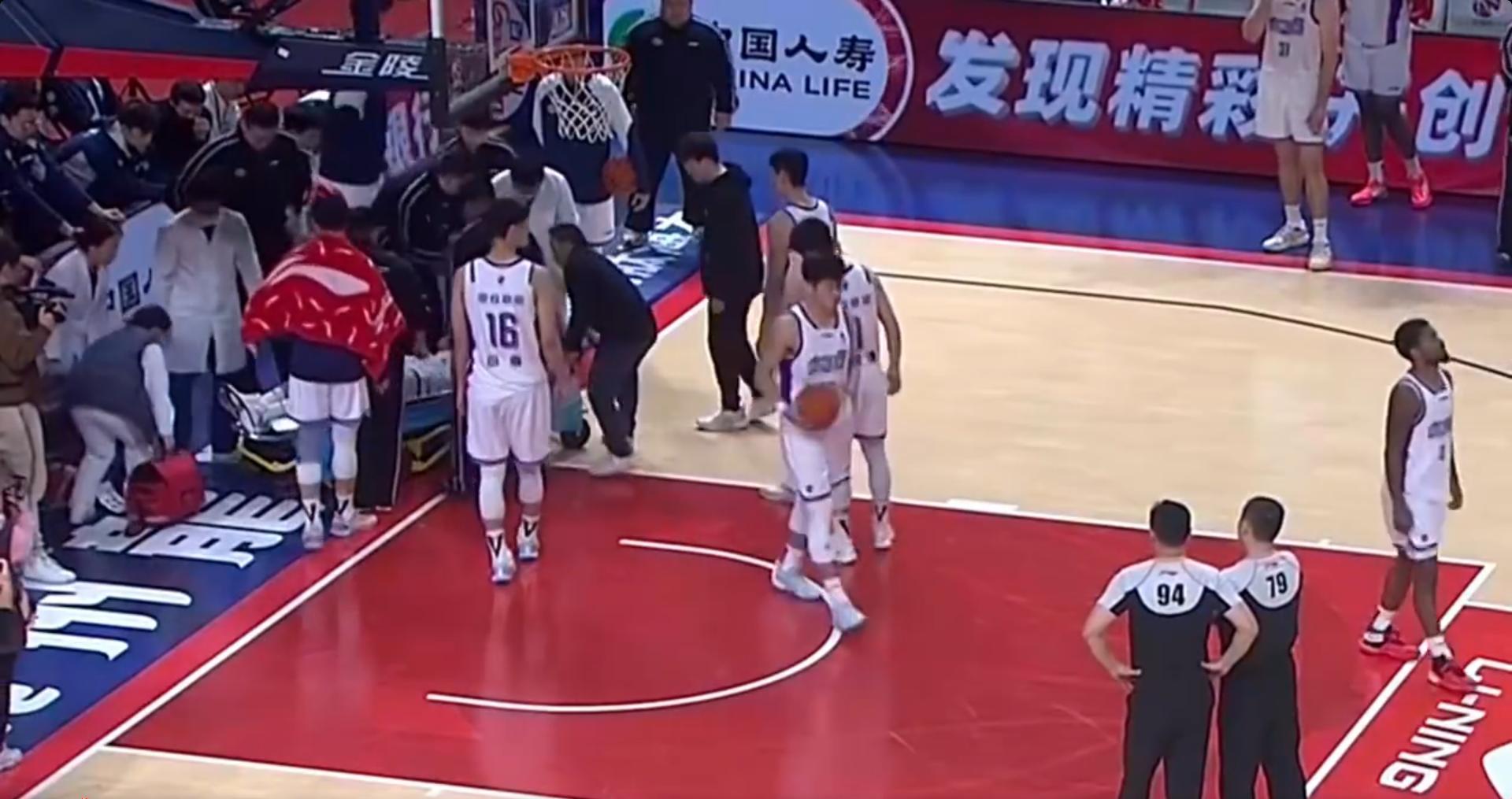 现役国手，把赖俊豪推向广告牌，扭伤颈部，球迷：人品球技都不行